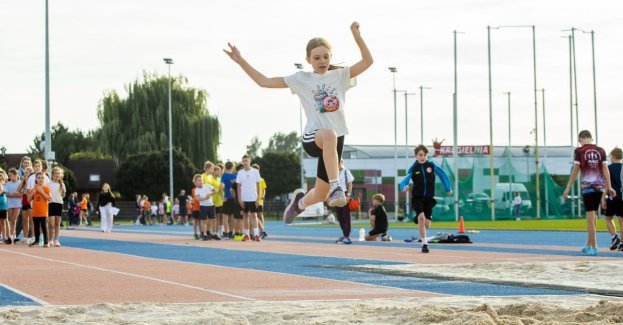 Około 120 uczniów lubińskich szkół podstawowych wzięło udział 30 września w zawodach «Zacznij od lekkiej». Rywalizowali na stadionie Regionalnego Centrum Sportowego w Lubinie w biegach, skoku w dal i rzucie piłeczką palantową, a zawodom towarzyszyła słoneczna pogoda.